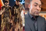 Wisin y Yandel cantando en concierto y Don Omar con traje negro