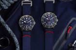 Par de relojes tudor sobre fondo azul y detalles de marinos