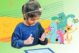 Una niña utiliza la Inteligencia Artificial en dispositivos electrónicos; aparecen personajes animados.