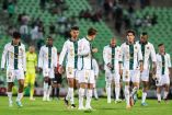 Jugadores de Santos se marchan de la cancha tras derrota Vs Necaxa.