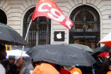 Trabajadores en huelga afuera de tienda Apple en París