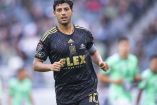 Carlos Vela corriendo en un partido del LAFC.