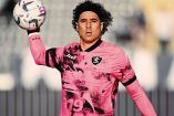 Guillermo Ochoa con el balón en su mano derecha