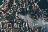 Imagen satelital de Sebatopal donde se ve el humo provocado por el impacto del misil en la flota del mar Negro de Crimea.