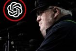 George R.R. Martín de perfil mira al frente hacia un logo de chat gpt