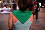 Una mujer lleva un pañuelo a favor del aborto legal en la manifestación por el Día de Acción Global por la despenalización del aborto, a 28 de septiembre de 2023, en Madrid (España). 