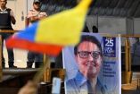 Bandera de Ecuador se agita frente a una pancarta con el rostro de Fernando Villavicencio.