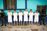 Los seis militares acusados de violar a la niña en Mizata, El Salvador, parados frente a la cámara