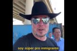 Elon Musk con un sombrero vaquero habla de la crisis migrante en Texas.