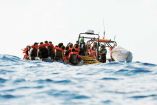 Migrantes a bordo de una balsa tras ser rescatados en el mar Mediterráneo.