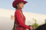 Shakira con blusa, pantalón y sombrero rojo montando caballo