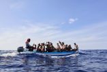 Un grupo de unos 17 migrantes procedentes de Chebba (Túnez) viaja por el Mar Mediterráneo en una pequeña barca pesquera en dirección a la isla de Lampedusa en septiembre de  2021.