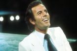 Julio Iglesias cantando en foto de archivo 