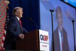 El expresidente estadounidense Donald Trump habla en la convención de otoño del Partido Republicano de California en el Anaheim Marriott Hotel el 29 de septiembre de 2023 en Anaheim, California.