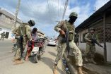 Militares haciendo una inspección en Ecuador.