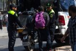 Policías de la Ciudad de México detienen a motociclista.