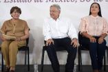 Andrés Manuel López Obrador sentado junto a Delfina Gómez.
