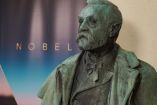 Busto de Alfred Nobel en el Nobel Forum con fondo desenfocado, anticipando el anuncio del Premio Nobel de Física 2023 en Estocolmo.