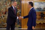 Pedro Sánchez junto al rey Felipe VI de España en el Palacio de la Zarzuela. (Reuters)