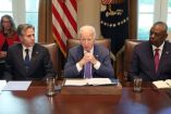 Joe Biden en la sala oval en medio de una junta.