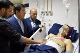 Ministro de Salud de Siria, Hassan Muhammad al-Ghobash hablando con militar herido.