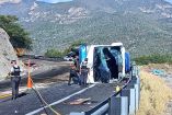 Autobús con migrantes que volcó en Oaxaca