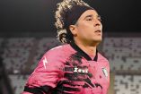 Memo Ochoa en calentamiento con la Salernitana.