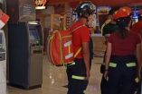 Personal de rescate y auxilio a un lado de cajeros automáticos