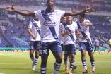 Jugadores de Puebla celebran gol ante Xolos en Apertura 2023.