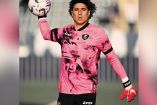 Guillermo Ochoa durante calentamiento de Salernitana previo a partido de la Serie A.