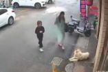 Mujer y su hija se acercan al perro 