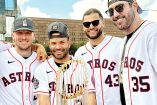 Jugadores de Astros muestran el trofeo ganado la Serie Mundial del año pasado.