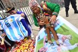 Fotografía de un muñeco de trapo con una imagen de Lionel Messi por debajo de él.