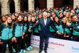 López Obrador y la delegación mexicana que participará de los Juegos Panamericanos.