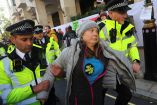 Greta Thunberg, activista climática, siendo detenida en Londres. (Reuters)