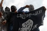 Miembros del Estado Islámico ondean su bandera.