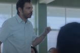  Eugenio Derbez con camisa blanca en salon de clase con niños, para película Radical