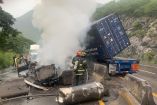 Choque de trailer con autobús de pasajeros en carretera de Colima