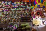 Puesto con calaveras de azúcar y dulces de Día de Muertos