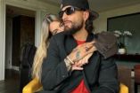 Maluma con lentes y gorra abrazado de novia Susana Gómez