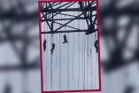Los trabajadores quedaron colgando en el edificio. (Especial)