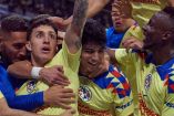 Jugadores de América celebran gol de Alejandro Zendejas.