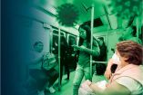 Personas en el metro de la CDMX, algunas tienen cubrebocas.