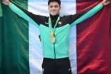 Osmar Olvera celebra con bandera de México el Oro conseguido en Juegos Panamericanos 2023.