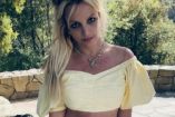 Britney Spears con blusa amarilla escotada; vegetación atrás