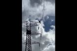 VIDEO: Hombre se sube a una torre de la CFE y deja sin luz a Hermosillo