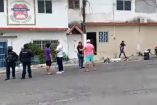 Policías y habitantes de Veracruz parados en la calle
