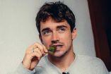 Charles Leclerc comiéndose un chile