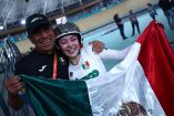 Yareli Acevedo con la bandera de México