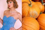 Taylor Swift con vestido azul y calabazas de Halloween